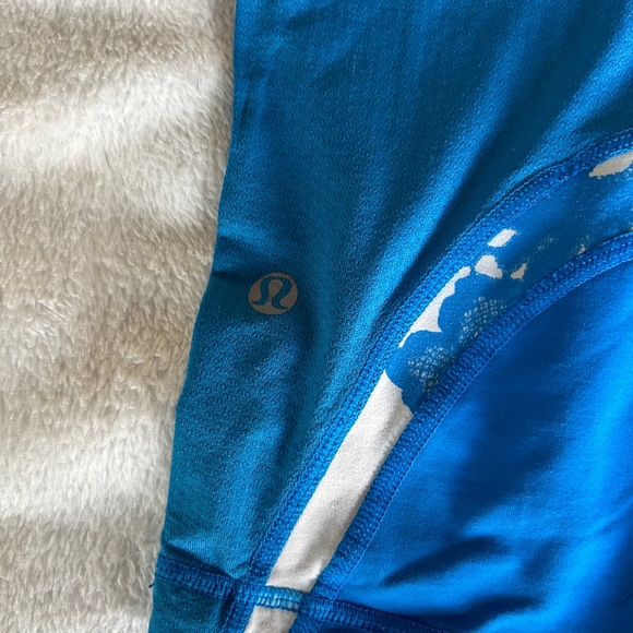 Lululemon capri pants in bright blue/hawaiin pattern - Picture 4 of 5